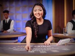 Tampilan live dealer blackjack dengan kartu yang jelas dan chat interaktif