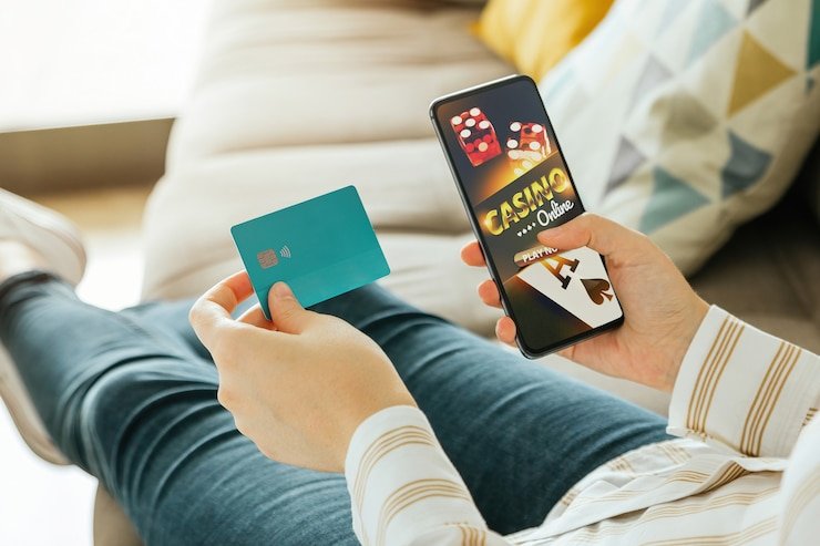 Antarmuka baccarat dengan pilihan limit taruhan dan riwayat kartu